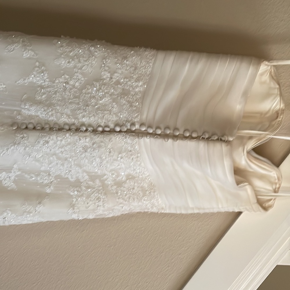 Wedding dress - Picture 3 of 8